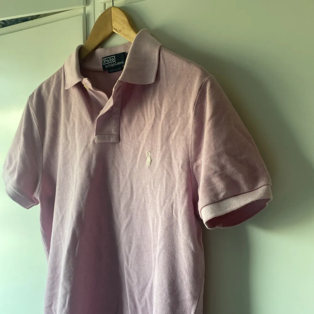 Säljer nu min rosa Ralph Lauren piké i storlek S. Riktigt fin och prisvärd, perfekt skick utan några defekter. Skriv vid intresse eller liknande. Den är självklart äkta! 🚚📦. Skjortor.