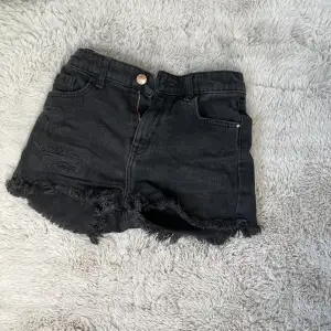 Svarta jeansshorts från River Island🤍 Säljer pga tyvärr för små💓