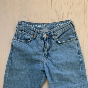 Blåa jeans  - Blåa jeans som är Low straight Waist:24 Lenght:32. Skriv för mer bilder eller information!💗