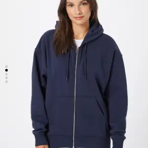 Oversized marinblå hoodie från weekday