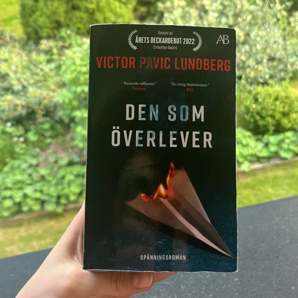 Den som överlever av Victor Pavic Lundberg En bok på 432 sidor, 87 kapitel  Spänning och deckare, om en man som heter Loa och letar efter sanningen om en flygkrasch i Stockholm.  Covern är lite sliten men ryggen är fortfarande k bra skick. Övrigt.