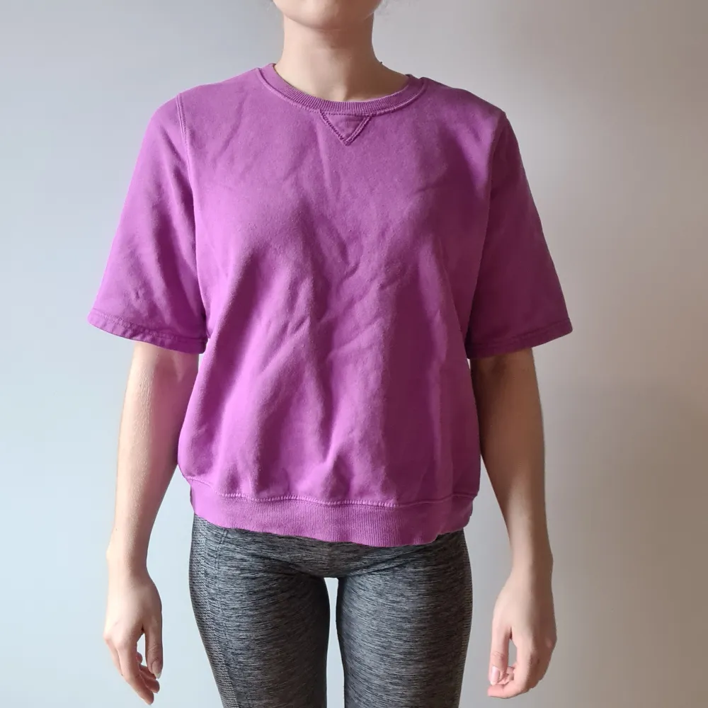 Skön lila sweatshirt, typ collegetröja i t-shirt modell. Storlek L (jag bär vanligtvis stl S så denna blir lite oversize på mig). Märke: Zena Sport. 80% bomull / 20% polyester.. T-shirts.