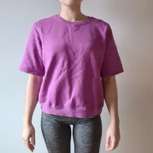 Skön lila sweatshirt, typ collegetröja i t-shirt modell. Storlek L (jag bär vanligtvis stl S så denna blir lite oversize på mig). Märke: Zena Sport. 80% bomull / 20% polyester.