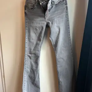 Helt nya lågmidjade bootcut jeans från Gina Tricot. Dessa har aldrig blivit använda, dessa är även i Tall så de passar någon med lite längre ben.  Säljer dessa eftersom de är för små. Ordinarie pris 500kr säljer för 400kr.