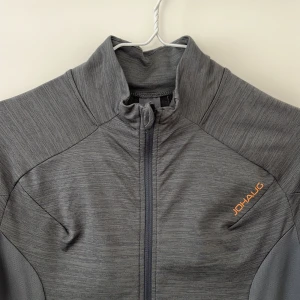 Johaug träningströja - Tunn och fin träningströja från Johaug i storlek M. Använts en gång och kommer tyvärr inte till användning längre. Perfekt skick och väldigt skönt material, lite tunn fleece på insidan men luftigt ändå