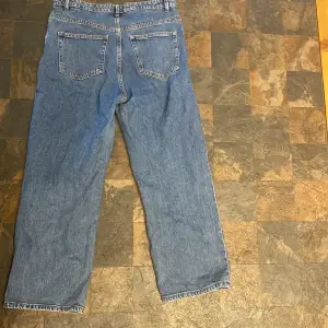 Ett par Hanna jeans som är korta i bena och är lite utsvängda och har används kanske två gånger men annars i ett bra skick 