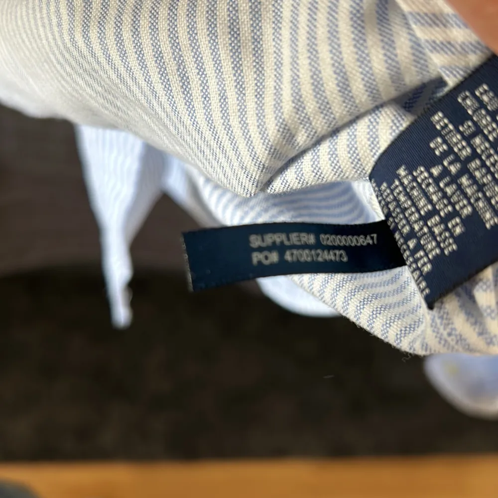 En blårandig polo ralph lauren skjorta i så gott som nytt skick. Storlek 4, skulle säga att det passar S slim fit. Nypris ligger på runt 1700kr, säljes då den ej passar på mig.. Skjortor.
