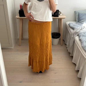 Långkjol - SÅ cool långkjol i orange!!🍊lite skrynklig på bilden men det går att stryka den😊jag är 167cm, skriv vid frågor 