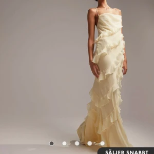 Sjukt vacker klänning - Säljer denna gula klänning med volang från Asos, slutsåld på hemsidan. Perfekt till bal eller liknande.🍾 Helt ny och prislapp kvar.  Egna bilder kan skickas om så önskas!💕