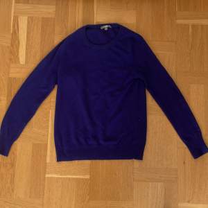 Jag säljer en blå 100% cashmere tröja från uniclo. Storlek M, den har en liten defekt som man knappt ser. Nypris 1299