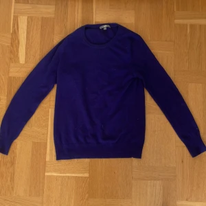 UNICLO 100% Cashmere tröja - Jag säljer en blå 100% cashmere tröja från uniclo. Storlek M, den har en liten defekt som man knappt ser. Nypris 1299