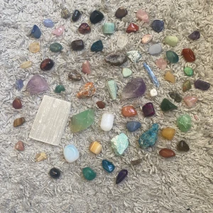 Kristaller - Ca 68 kristaller i nyskick, har inte så bra koll på namnen på alla med alla är 100% äkta. Pris kan diskuteras 💕 (köparen står för frakt och jag står ej för postens slarv🥰)