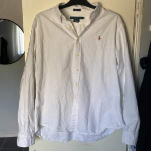 Säljer min vita Ralph lauren skjorta perfekt nu till sommaren. Säljer den för den är lite för stor för mig. Bra skick 8/10, modellen på bilden är 181 cm lång. Skriv vid minsta  funderingar.
