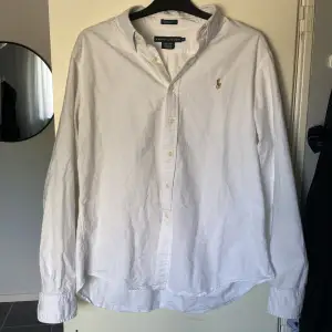 Säljer min vita Ralph lauren skjorta perfekt nu till sommaren. Säljer den för den är lite för stor för mig. Bra skick 8/10, modellen på bilden är 181 cm lång. Skriv vid minsta  funderingar.