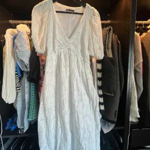 En väldigt fin vit långklänning från zara i storlek xs! Perfekt till midsommar eller något annat festligt! Klänningen är i väldigt bra skick!💞