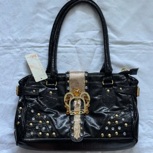 Väska  - Svart väska  bredd 34cm, höjd 21cm