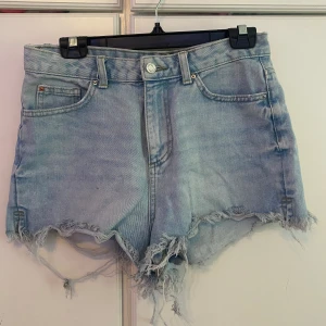 Jeans shorts - Köpta på Vinted men var för stora, inga defekter, storlek 40, skulle säga att dem passar M, mid/highwaist💕
