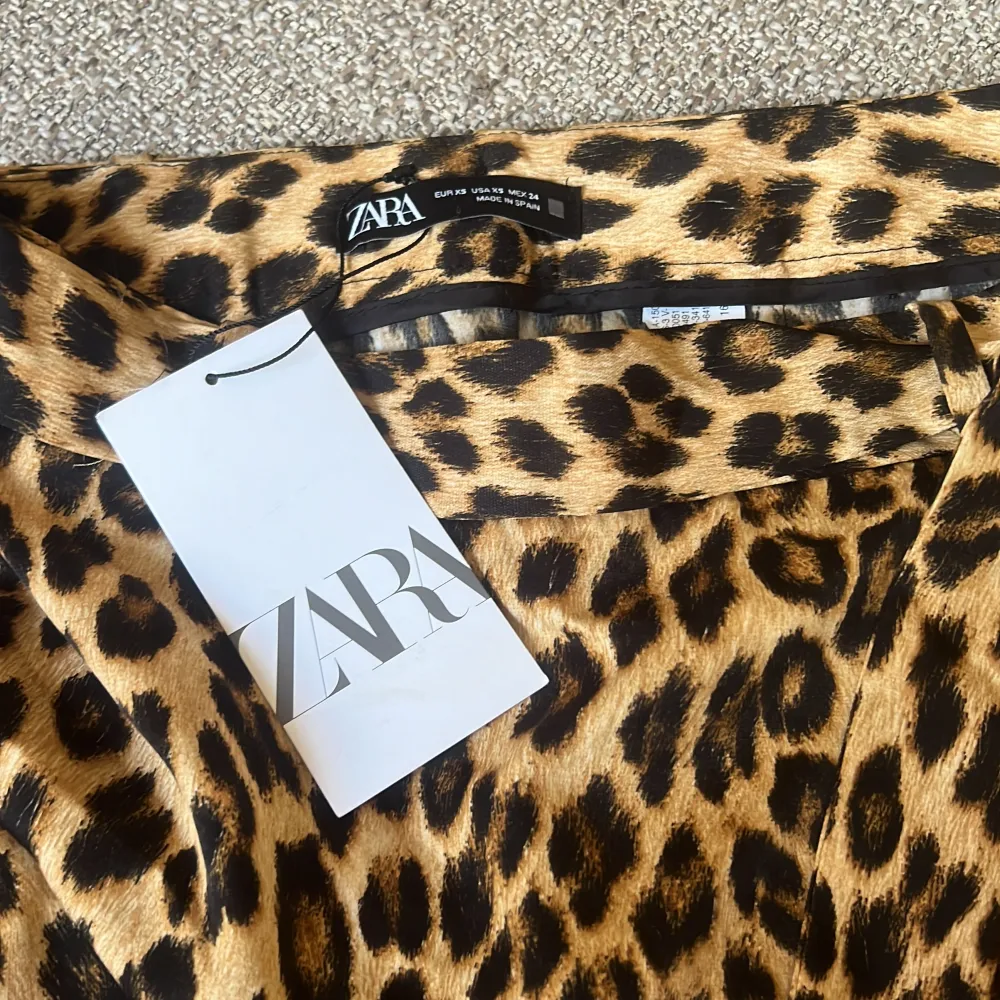Säljer denna kjol i leopard mönster. Super trendig och perfekt nu till sommaren!💕 Aldrig använd, med lappar kvar. Köpt för flera år sedan, så finns inte på hemsidan. Frakt tillkommer. Kjolar.