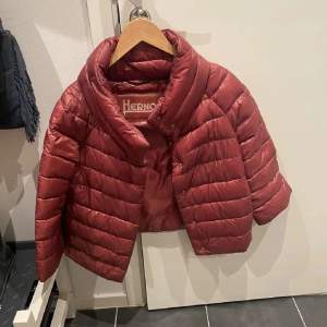Säljer nu den här skit snygga rosa/röda herno jackan Nypriset ligger på 5 000 kronor 
