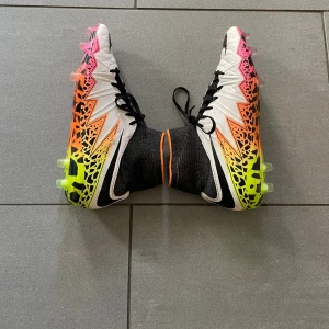 Hypervenom Phantom Rainbow - Snygga och sällsynta fotbollsskor i storlek 38/39 perfekta inför fotbolls säsongen skick 9/10 fortfarande fräscha om ni har idéer om pris eller frågor så är det bara att skriva 