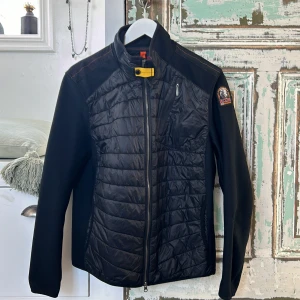 Parajumper cardigan  - Parajumper cardigan väldigt fint skick inga skador eller något annat den är använda men bara under en kort period, storlek M men passar även S   Vid snabb affär går priset att diskutera og:kvitto