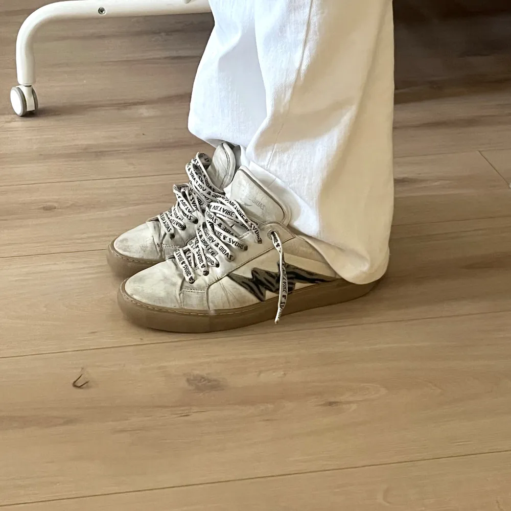 Säljer nu dessa jättesnygga Zadig skor perfekt till sommaren i storlek 38 då de är för små för mig. Köpte här på Plick i höstas och har inte använt dom mycket alls, om du är intresserad så skriv gärna så kan jag visa fler bilder på slitage, sula osv❤️. Skor.
