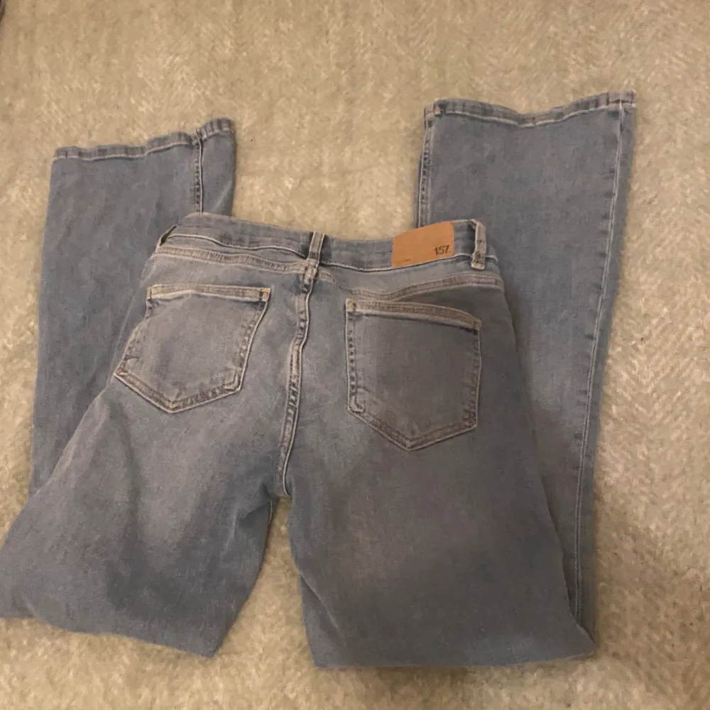 Fina ljusblå low waist bootcut jeans från lager 157. Aldrig använda då de inte passade så bra i längden. Väldigt fina till i sommar!💕  Tryck gärna på köp nu eller skriv vid funderingar🥰. Jeans & Byxor.