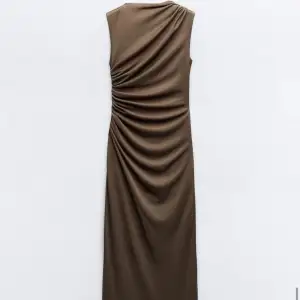 Zara medellång klänning med drapering storlek xs helt ny med prislapp.