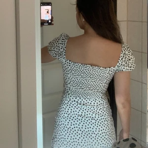Sommar klänning  - En av mina favorit klänningar för den sitter perfekt runt midjan och axlarna. Bra kvalitet, finns en liten drakedja vid midjan också. Tyvärr så passar den inte mig längre, valt därför att sälja den🌟
