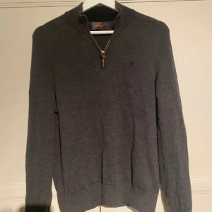 Stickad Morris half zip - Tjena! Säljer min stickade Morris half zip då den blivit för liten för mig. bara att höra av dig om du har några frågor och priset kan diskuteras!😀👍