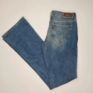 Bootcut lowwaist Levis Jeans - super snygga, för små för mig som vanligvis bär 38. inga defekter 