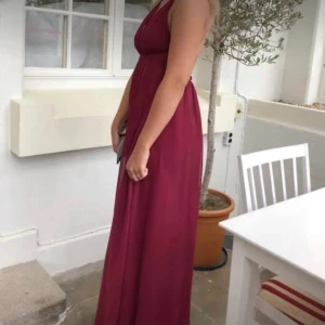 Moa dress - Storlek: 2 (S) Jättefin vinröd balklänning från youmefashion. Rygg/byst justeras själv vid knytning.  Endast använd en gång, i jättefint skick. Bild 1-2: Rättvis färg Bild 3-5: Klänningen i annan färg