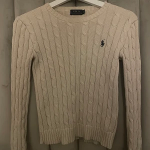 Ralph Lauren tröja - Säljer denna vackra Ralph lauren tröja eftersom jag behöver rensa min garderob💞 jätte fint skick, inga defekter eller nåt sånt den är som ny. Skriv om ni har frågor (pris kan diskuteras 💋)