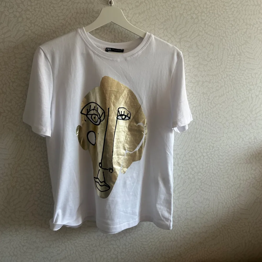 coolaste t-shirten!! från zara, helt oanvänd 💕🙌🏻. T-shirts.