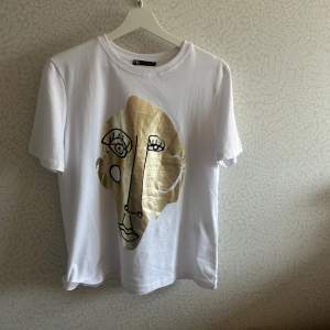 coolaste t-shirten!! från zara, helt oanvänd 💕🙌🏻