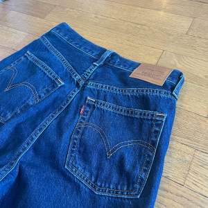 Mörkblå straight leg ribcage jeans i storlek W27 L27. Använda bara några gånger! Som nya.