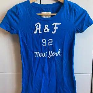 Fin t-shirt från Abercrombie & Fitch. Storlek XS. Tight modell, med stretch. Sparsamt använd. Jättefint skick. 