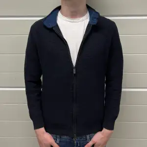 Massimo Dutti cardigan i färgen mörkblå. Storlek S modellen på bilden är 178. Fint skick. Nypris 999kr, köp för endast 299kr. 