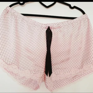 Super söta sovshorts ~ helt nya - Säljer dessa helt nya i strl XL   Super fina ✨ perfekta att ha som pyjamas ✨ Inga anmärkningar. Som nya. 