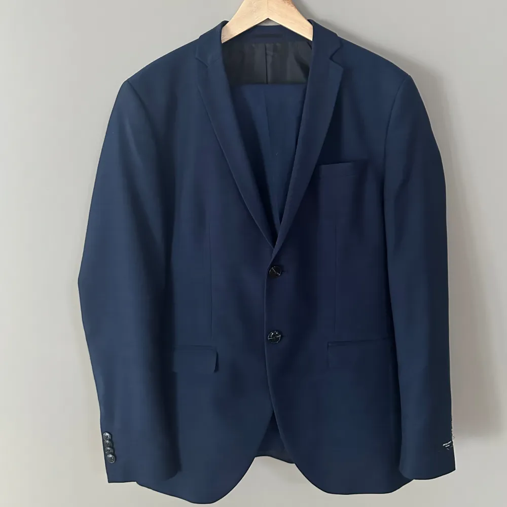 Hej, jag säljer en kostym från Jack and Jones i färgen mörk blå. Kostymen har inga skador eller märken och den sitter väldigt bra. Den är nyköpt för 1500 och säljer den för 700. Storleken på kavajen är 48 och byxorna 52 ❤️. Kostymer.
