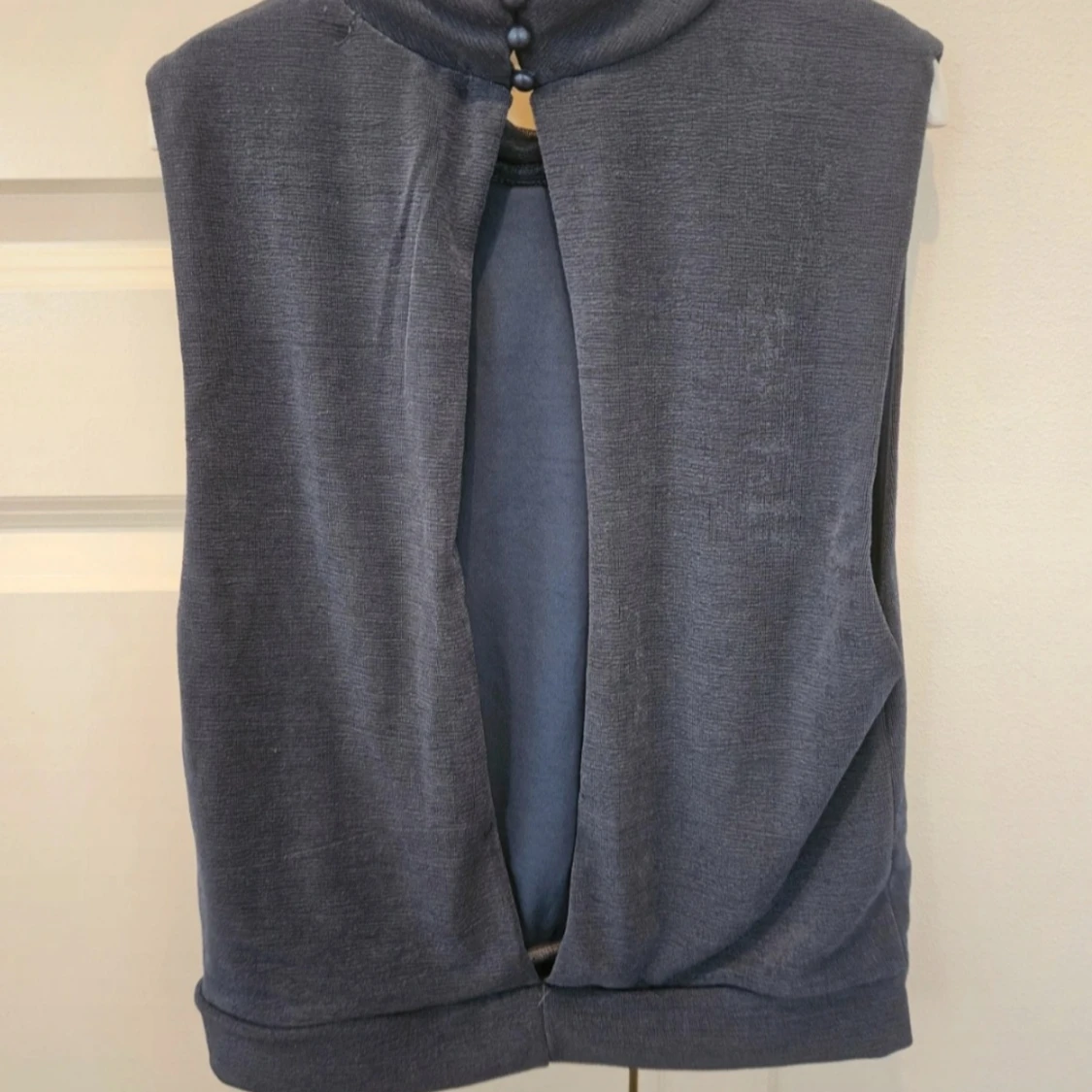 Kortärmad blus med öppen rygg  - 90