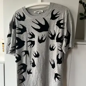 Alexander McQueen swallow t-shirt. Använd fåtal gånger men har inga defekter.