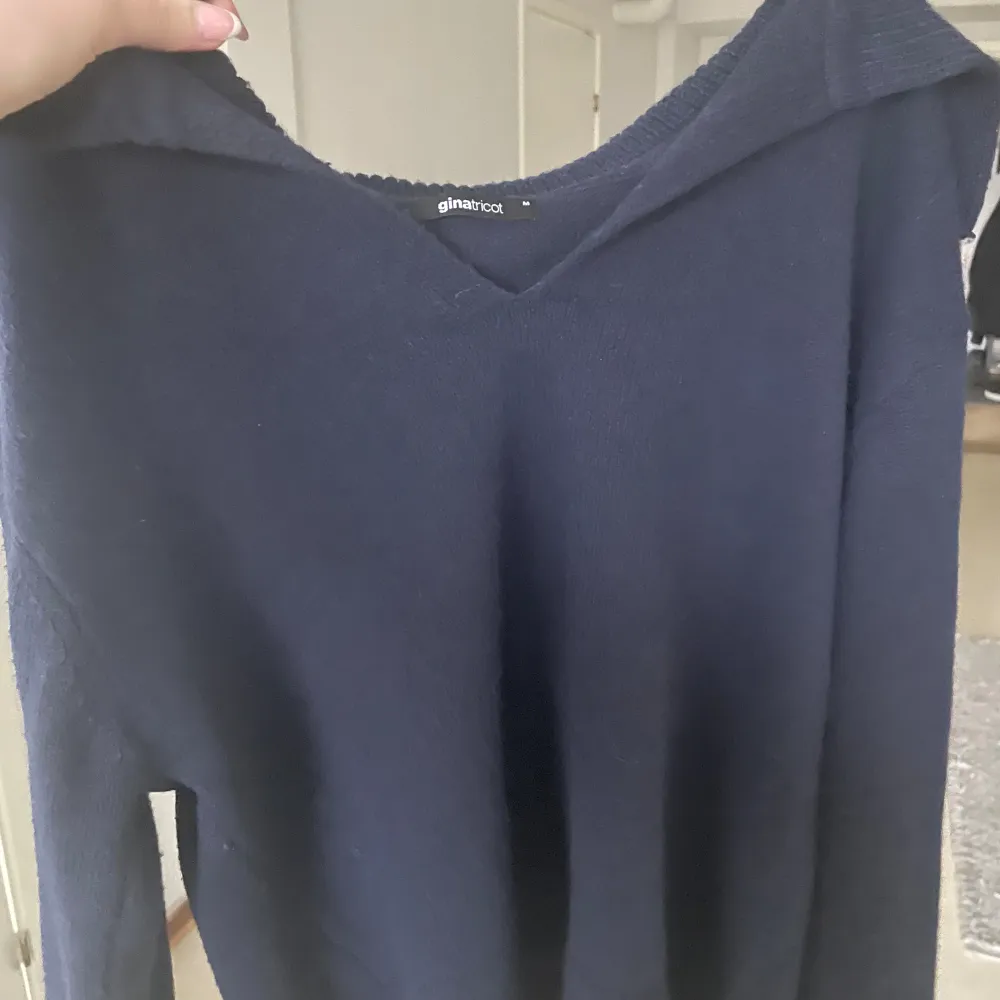 En stickad v ringad tröja från Gina tricot i storlek M. Stickat.