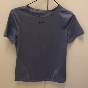 En lila tränings tshirt från nike, dry fit, storlek s, använt en gång, sitter jätte fint, kan mötas upp i Uppsala eller skicka på post men då står köparen för frakt 