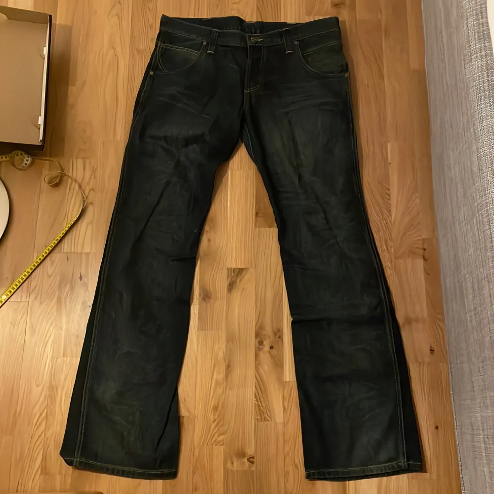 Snygga vintage Wrangler jeans med mörk wash   Storleken är 34/34 men dem är väldigt långa för mig som är 189. Jeans & Byxor.