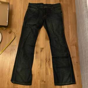 Snygga vintage Wrangler jeans med mörk wash   Storleken är 34/34 men dem är väldigt långa för mig som är 189