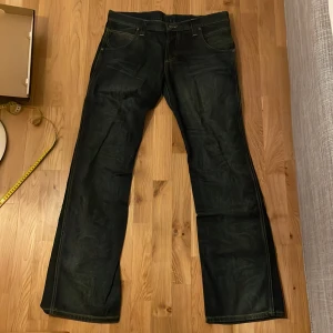 Bootcut loosefit Wrangel jeans vintage  - Snygga vintage Wrangler jeans med mörk wash   Storleken är 34/34 men dem är väldigt långa för mig som är 189