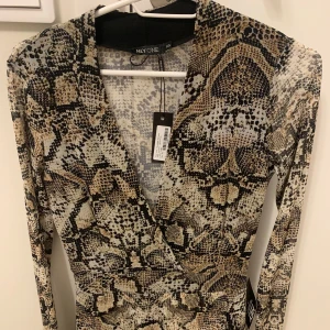 Mest klänning - Mesh klänning i ormskinsmönster. Aldrig använd