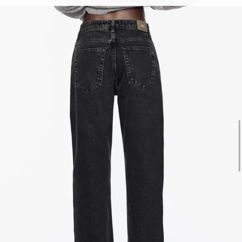 Svarta jeans från Zara. Raka i modellen och midwaist. Nyskick . Jeans & Byxor.