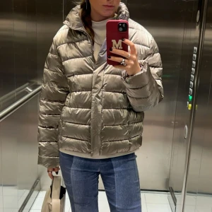 Zara silver jacka  - Jätte fin dun jacka! Från zara kids, men passar mig som använder storlek s/m